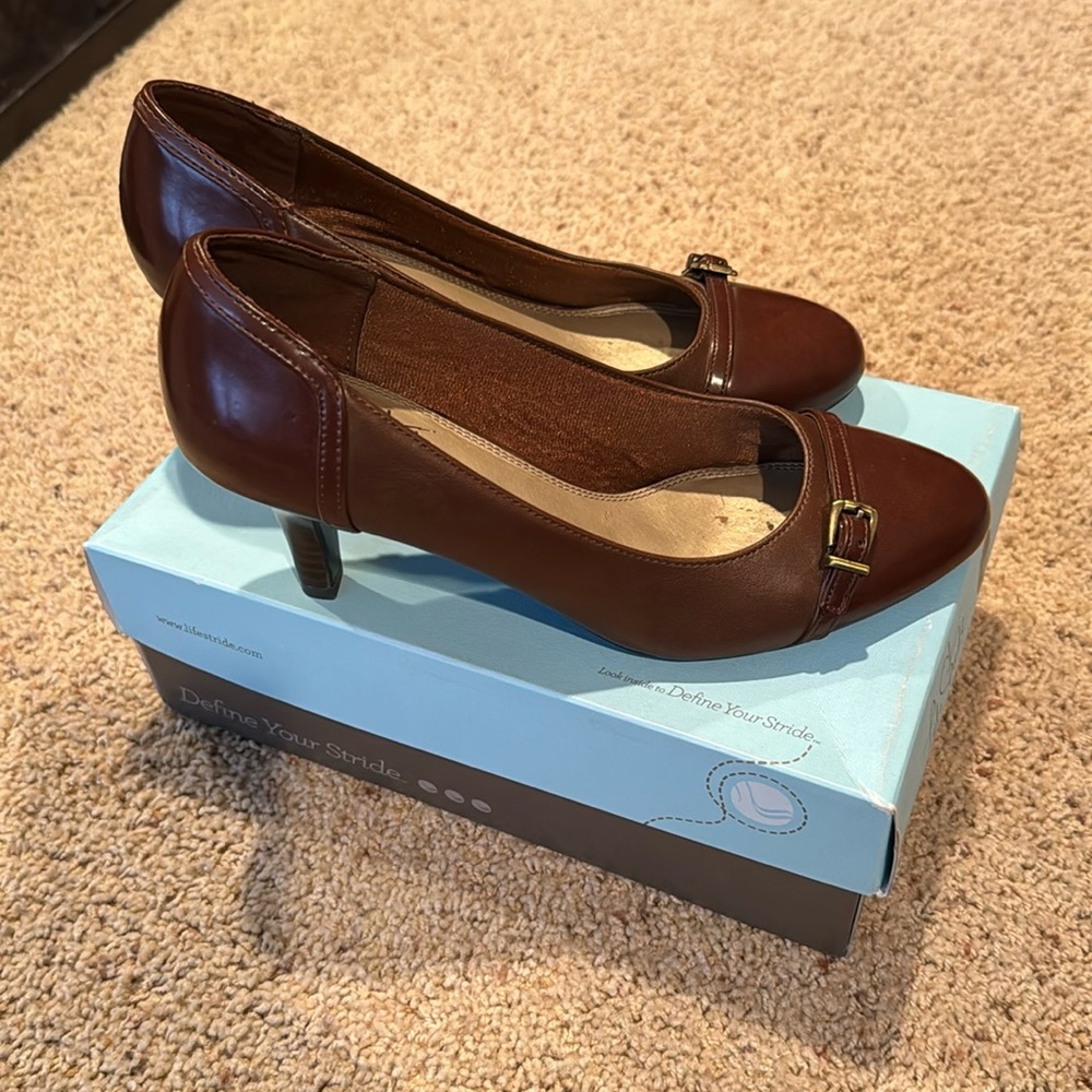 Life stride size 9 low heeled shoes